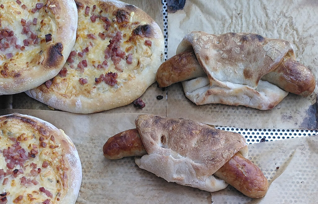 Kulinarisches aus dem Holzbackofen: Pfälzer Brotfladen und Bratwurst im Teigmantel